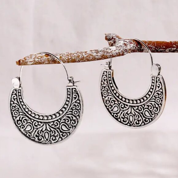 New Silver Plated Carved Pattern Hoop Earrings Bohemian Ethnic Style - Picture 3 of 3